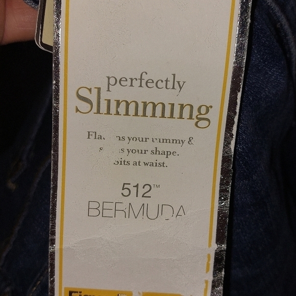 Levis Strauss Bermuda Misses Perfectly Slimming Shorts Size 10 NWT - Picture 10 of 10